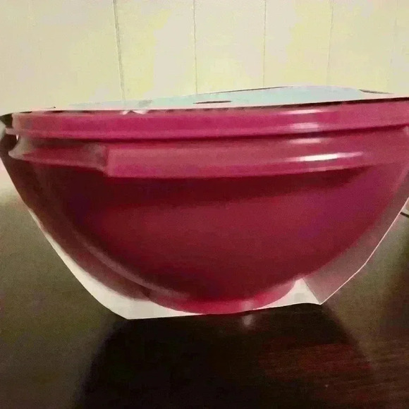NWT Tupperware Heritage  Extra Large Bowl 2.8L/ 11.75 cups in Pink - Picture 4 of 5